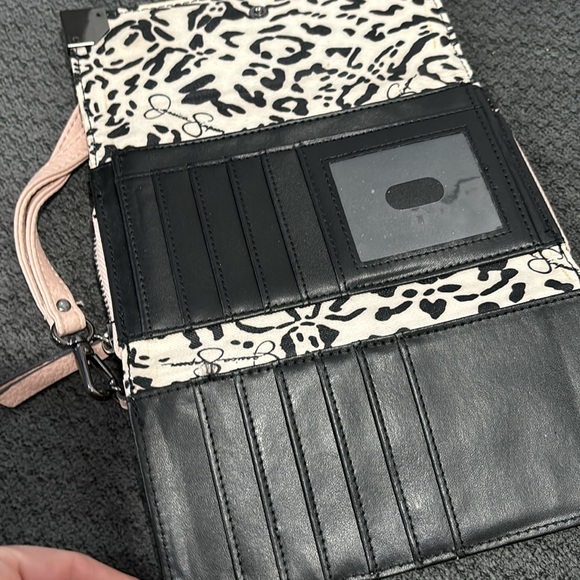 💙2/$15 or 3/$20 - wristlet - Picture 3 of 5